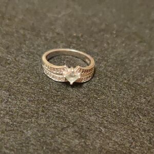 Elegant 925 Silver Ring with Clear Gemstones